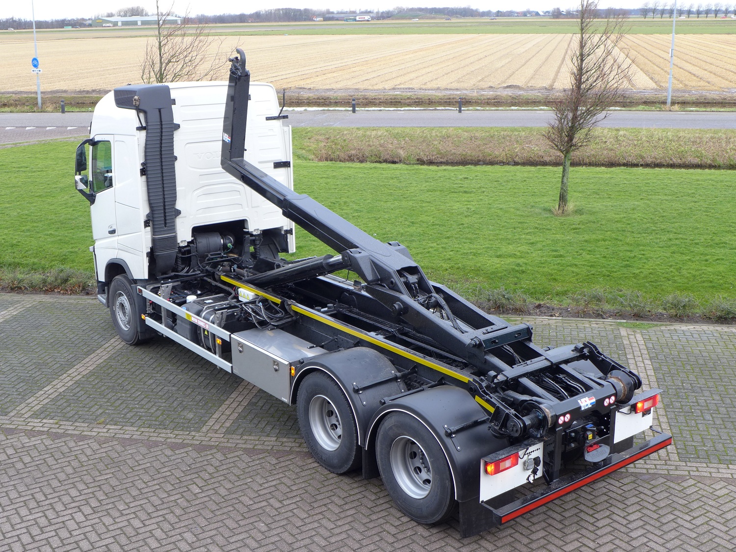 Nieuwe volvo truck met VDL container installatie........