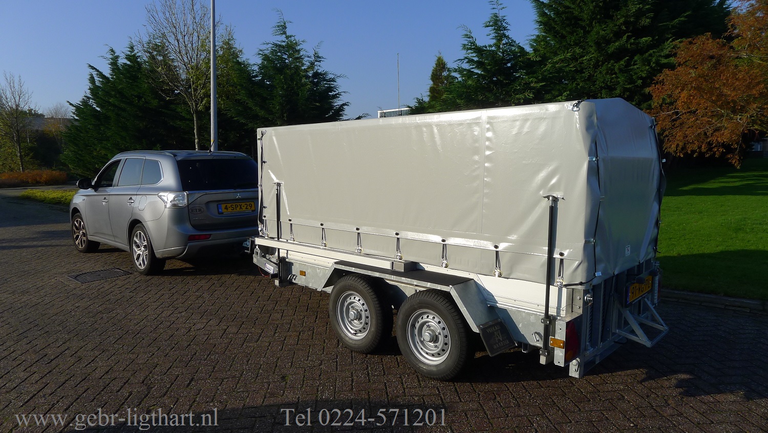 Aanhangwagen met een in hoogte verstelbare zeilhuif........