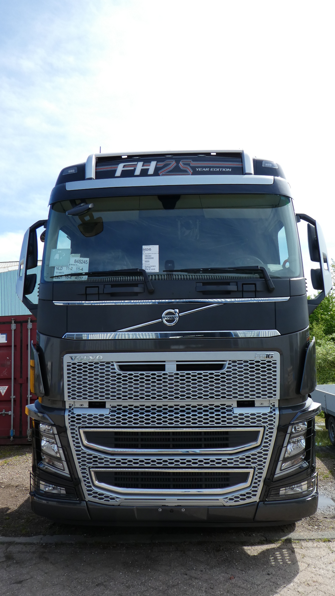 Volvo FH16 binnen voor opbouw...