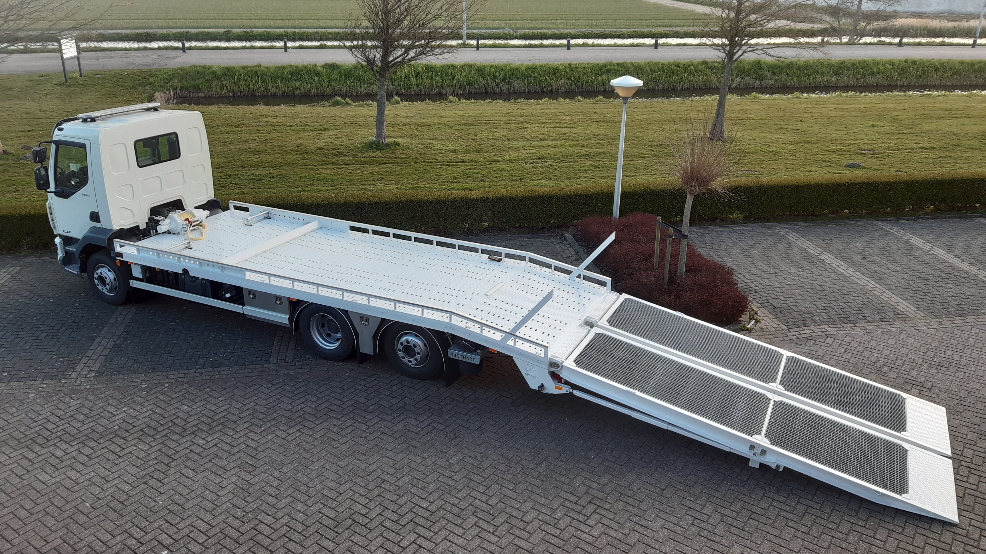 Oprijwagen met hydraulische laadbrug.