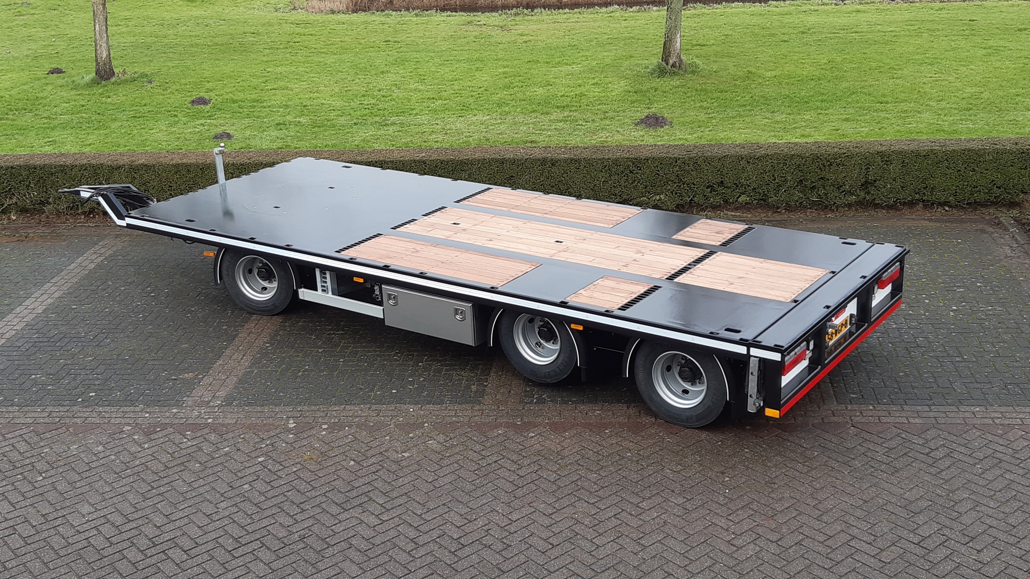 LIGTHART 3-assige plaatkop aanhangwagen met uitschuifbare achterzijde voor K. Dekker Bouw & Infra B.V.