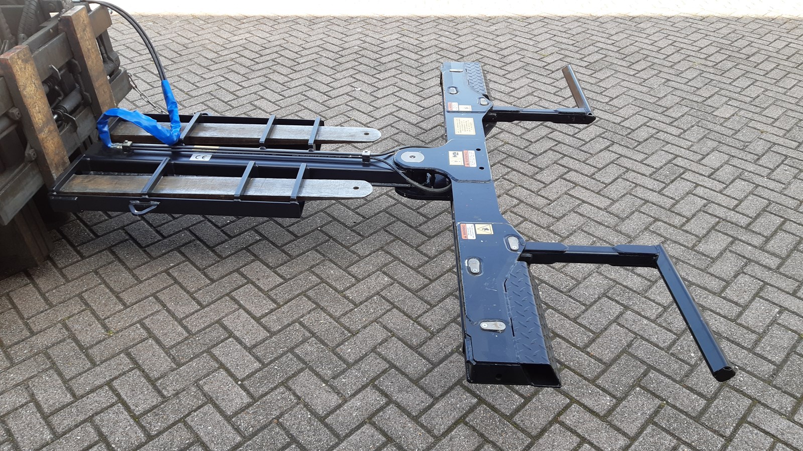 Uit voorraad leverbaar :  Heftruck bril met hydraulische L-armen.